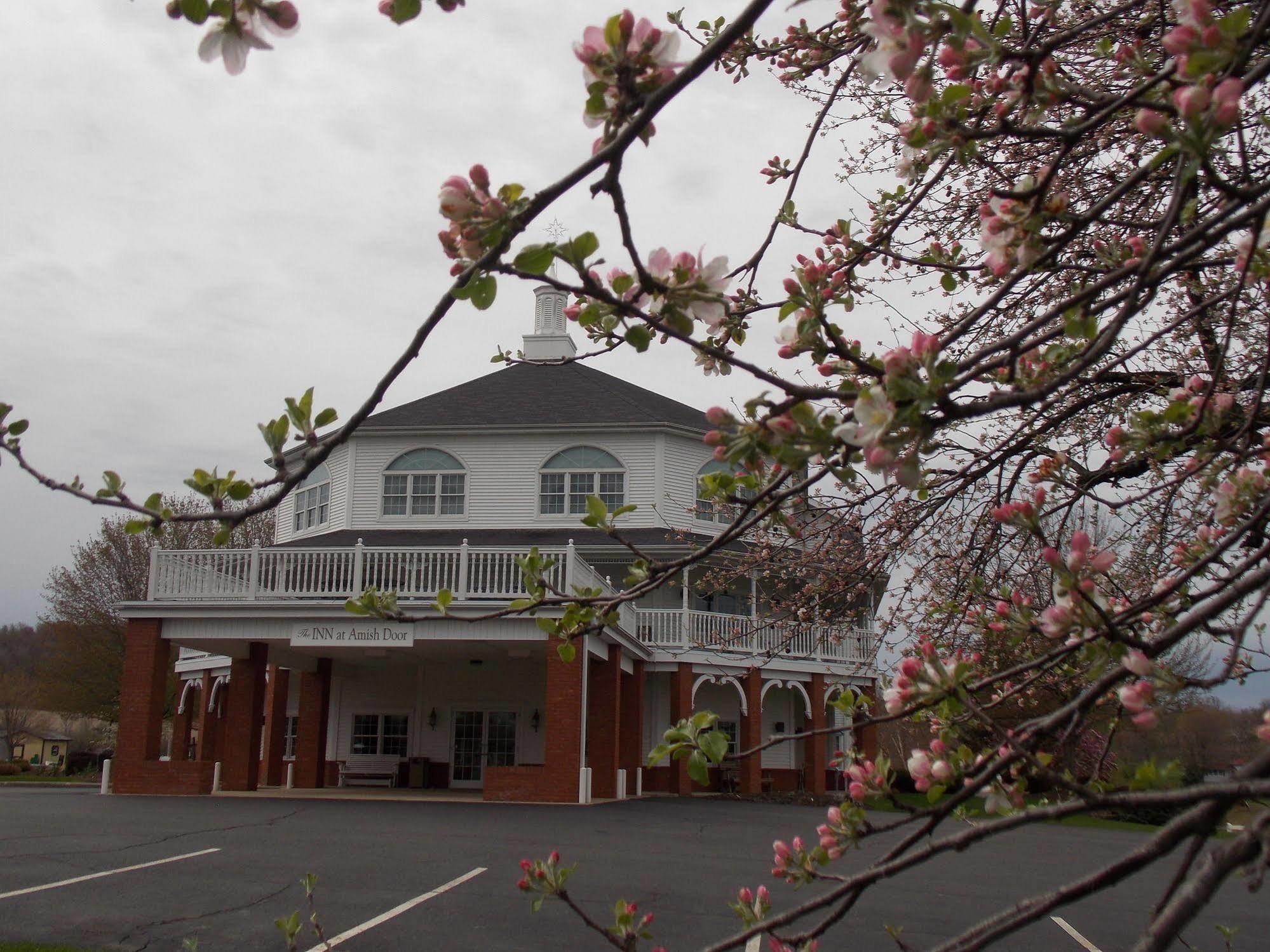 Inn At Amish Door Wilmot Exterior photo